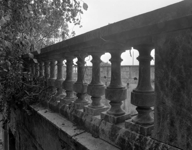 Vue partielle de la balustrade de l'orangerie. © Yves Sancey / Région Bourgogne-Franche-Comté, Inventaire du patrimoine - 1986