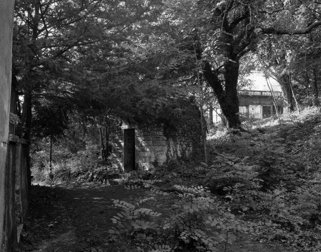 Vue d'ensemble du pavillon (n° 4) et de l'orangerie. © Yves Sancey / Région Bourgogne-Franche-Comté, Inventaire du patrimoine - 1986