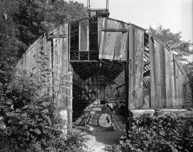 Vue de l'entrée de la serre. © Yves Sancey / Région Bourgogne-Franche-Comté, Inventaire du patrimoine - 1986