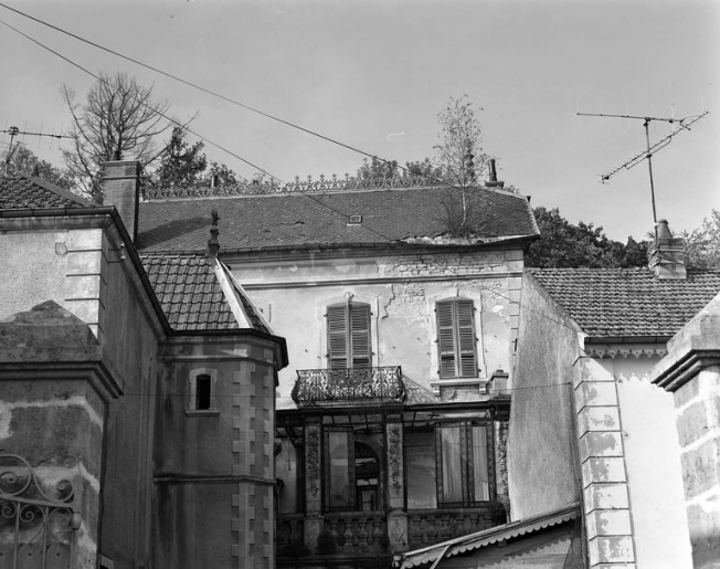 Détail de l'élévation antérieure du logis. © Yves Sancey / Région Bourgogne-Franche-Comté, Inventaire du patrimoine - 1986