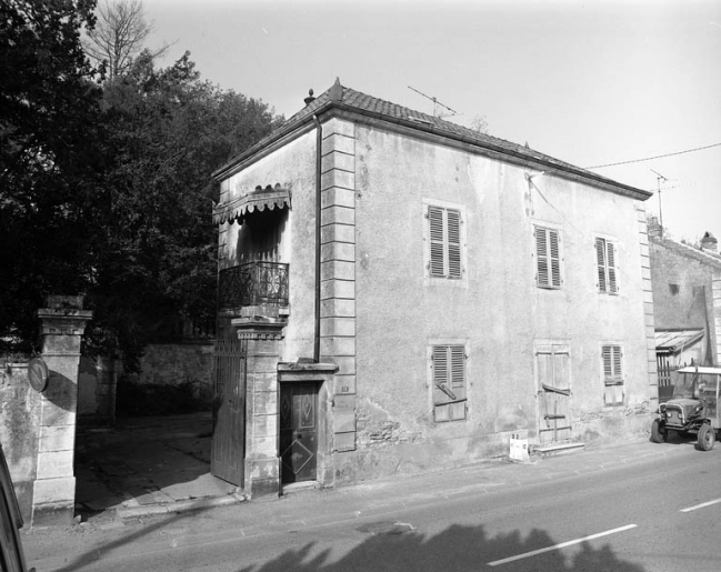 Vue d'ensemble plus rapprochée de trois quarts gauche. © Yves Sancey / Région Bourgogne-Franche-Comté, Inventaire du patrimoine - 1986