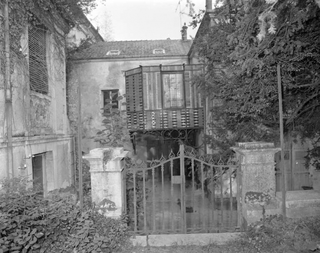 Elévation de l'aile du logis depuis le jardin. © Yves Sancey / Région Bourgogne-Franche-Comté, Inventaire du patrimoine - 1986
