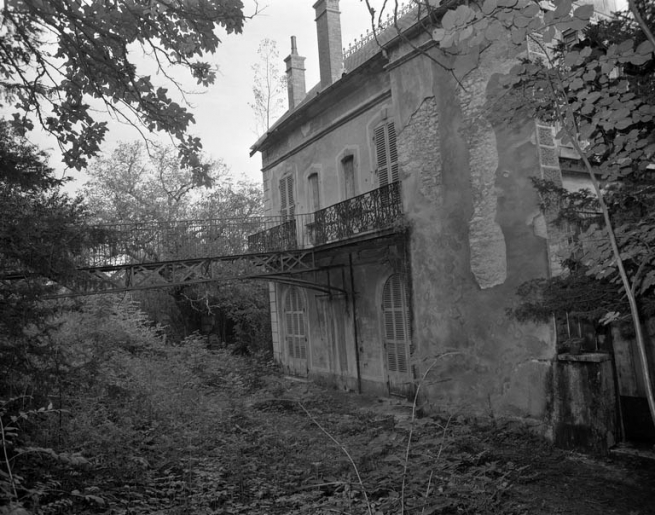 Vue de l'élévation postérieure et de la passerelle conduisant au jardin de trois-quarts droit. © Yves Sancey / Région Bourgogne-Franche-Comté, Inventaire du patrimoine - 1986