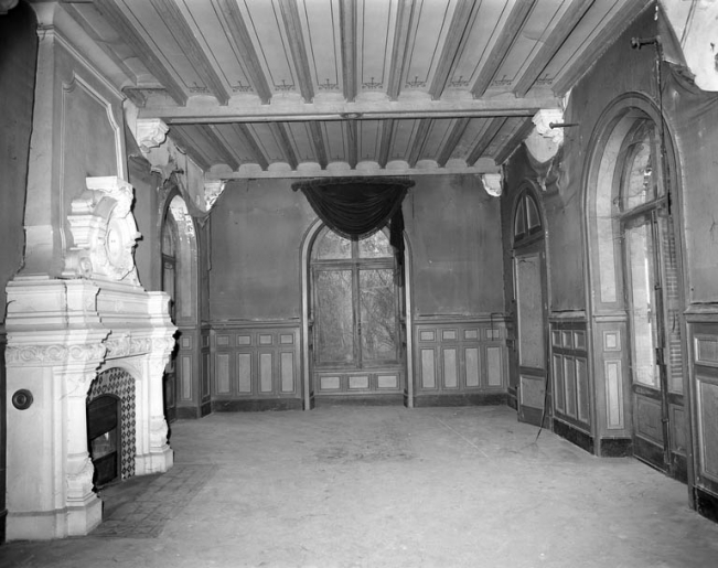 Vue de la salle de billard depuis la porte d'entrée. © Yves Sancey / Région Bourgogne-Franche-Comté, Inventaire du patrimoine - 1986