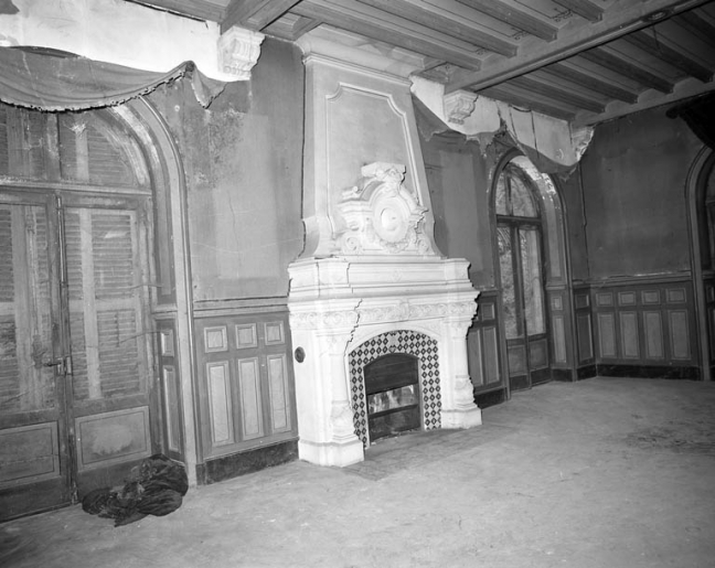 Vue de la salle de billard : la cheminée et les baies ouvrant sur le jardin. © Yves Sancey / Région Bourgogne-Franche-Comté, Inventaire du patrimoine - 1986