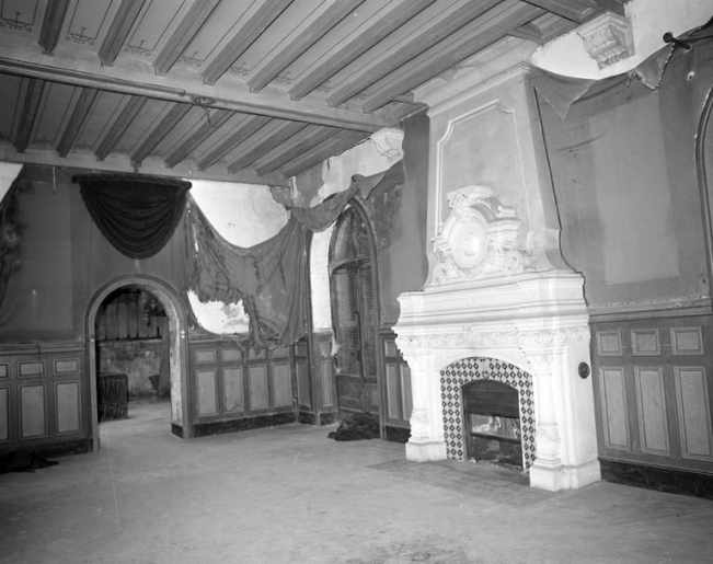 Vue de la salle de billard : la cheminée et la porte ouvrant sur le palier du 1er étage. © Yves Sancey / Région Bourgogne-Franche-Comté, Inventaire du patrimoine - 1986