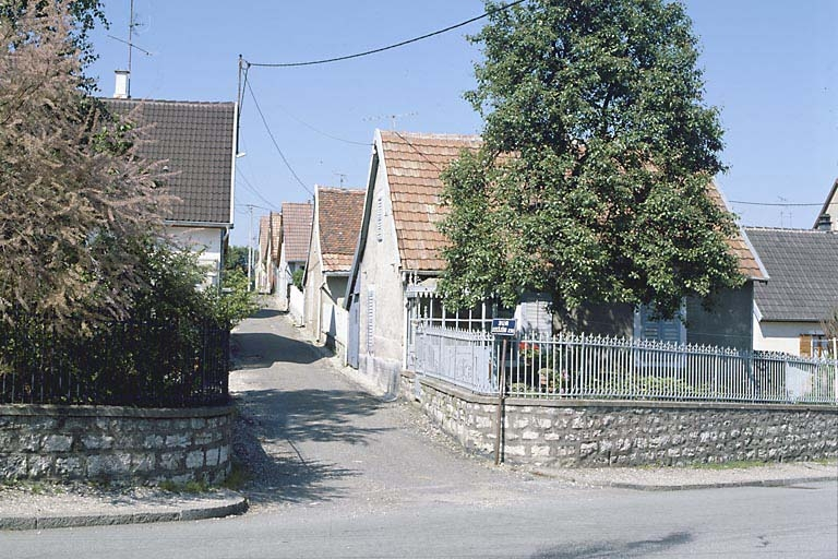 Alignement de maisons rue des Mélèzes en 1986. © Yves Sancey / Région Bourgogne-Franche-Comté, Inventaire du patrimoine - 1986
