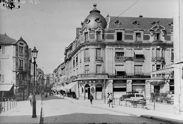 Rue des Febvres vue de la place Albert Thomas, années 1910-1920. © Yves Sancey / Région Bourgogne-Franche-Comté, Inventaire du patrimoine - 1987 Rue des Febvres vue de la place Albert Thomas, années 1910-1920. © Yves Sancey / Région Bourgogne-Franche-Comté, Inventaire du patrimoine - 1987