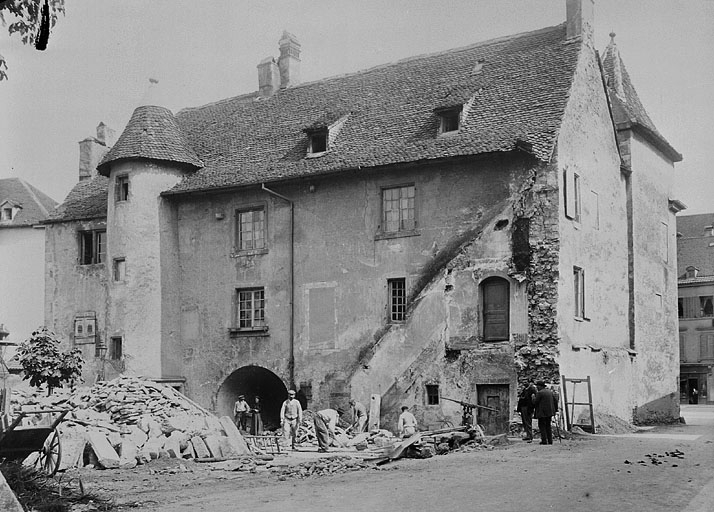 Façade sur cour du corps de bâtiment principal de l'ancien hôtel (après démolition des galeries de liaison et du corps de bâtiment sur cour), avant 1907. © Jérôme  Mongreville (reproduction) / Région Bourgogne-Franche-Comté, Inventaire du patrimoine - 1987 Façade sur cour du corps de bâtiment principal de l'ancien hôtel (après démolition des galeries de liaison et du corps de bâtiment sur cour), avant 1907. © Jérôme  Mongreville (reproduction) / Région Bourgogne-Franche-Comté, Inventaire du patrimoine - 1987