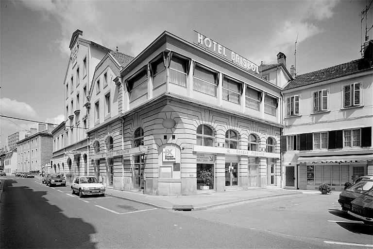 Vue d'ensemble de l'ancien Grand Café et de l'hôtel des voyageurs. © Jérôme Mongreville / Région Bourgogne-Franche-Comté, Inventaire du patrimoine - 1987 Vue d'ensemble de l'ancien Grand Café et de l'hôtel des voyageurs. © Jérôme Mongreville / Région Bourgogne-Franche-Comté, Inventaire du patrimoine - 1987