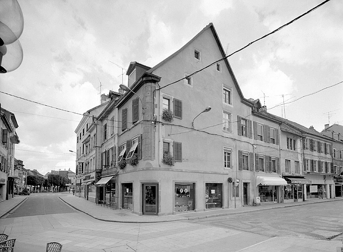 Maison 1, rue Georges-Clémenceau. 16e siècle, restaurée par la suite. © Jérôme Mongreville / Région Bourgogne-Franche-Comté, Inventaire du patrimoine - 1987