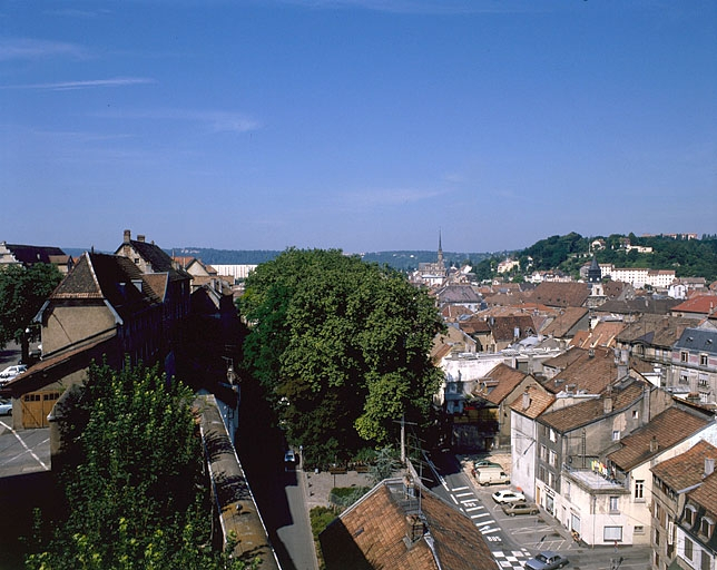 Vue d'ensemble de la ville prise du Château Neuf. © Jérôme Mongreville / Région Bourgogne-Franche-Comté, Inventaire du patrimoine - 1987 Vue d'ensemble de la ville prise du Château Neuf. © Jérôme Mongreville / Région Bourgogne-Franche-Comté, Inventaire du patrimoine - 1987