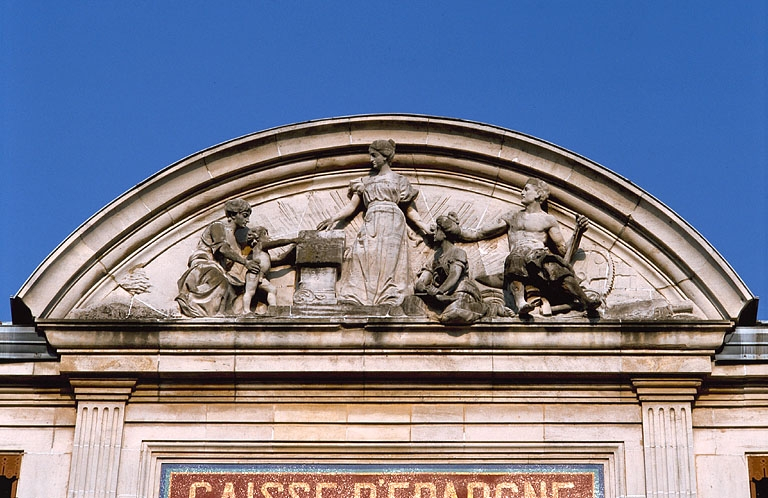 Banque. Façade principale, fronton. © Jérôme Mongreville / Région Bourgogne-Franche-Comté, Inventaire du patrimoine - 1987
