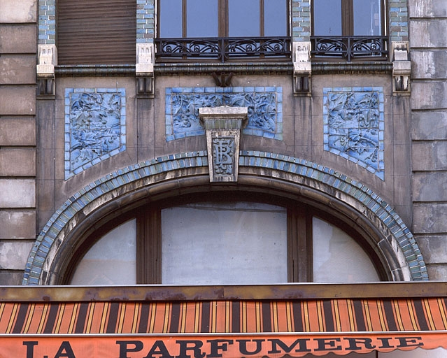 Façade sur la rue Cuvier, détail. © Jérôme Mongreville / Région Bourgogne-Franche-Comté, Inventaire du patrimoine - 1987 Façade sur la rue Cuvier, détail. © Jérôme Mongreville / Région Bourgogne-Franche-Comté, Inventaire du patrimoine - 1987
