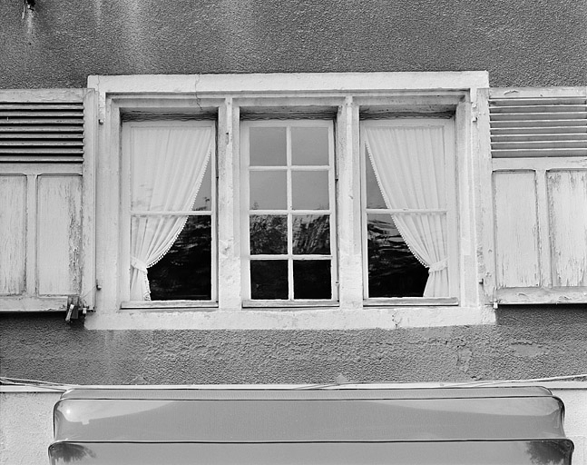 Maison 5, place Francisco-Ferrer. Fenêtre de gauche au premier étage. Première moitié 17e siècle. © Jérôme Mongreville / Région Bourgogne-Franche-Comté, Inventaire du patrimoine - 1987