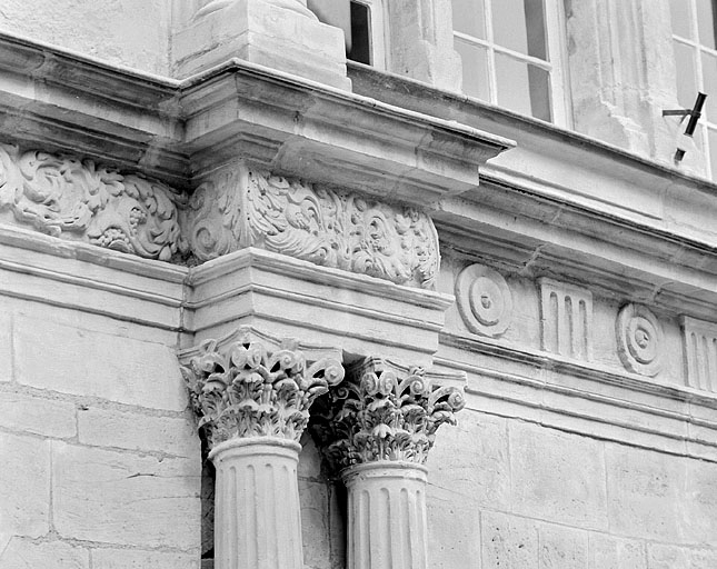 Façade sur la place, détail de l'ordre du portail. © Jérôme Mongreville / Région Bourgogne-Franche-Comté, Inventaire du patrimoine - 1987