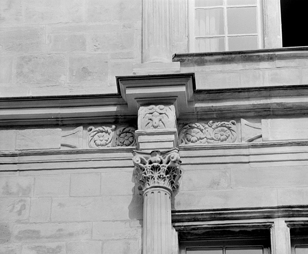 Façade sur la place, deuxième étage, chapiteau de l'ordre corinthien à droite de la travée centrale. © Jérôme Mongreville / Région Bourgogne-Franche-Comté, Inventaire du patrimoine - 1987