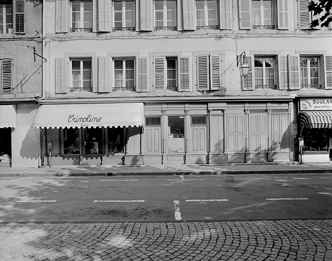 Maison 6, place Dorian. Devanture. Vers 1840-1850. © Jérôme Mongreville / Région Bourgogne-Franche-Comté, Inventaire du patrimoine - 1987