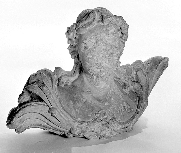 Portail du corps de bâtiment principal. Buste qui amortissait l'un des pilastres. Conservé au Musée du Château, Montbéliard. © Jérôme Mongreville / Région Bourgogne-Franche-Comté, Inventaire du patrimoine - 1987