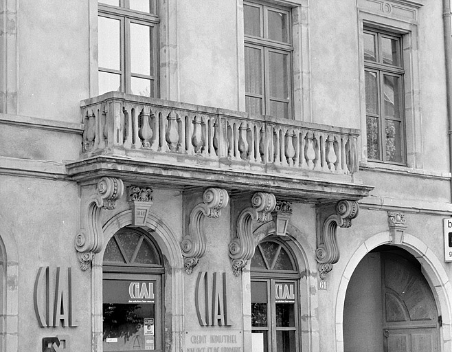 Façade sur rue. Détail du balcon. © Jérôme Mongreville / Région Bourgogne-Franche-Comté, Inventaire du patrimoine - 1987