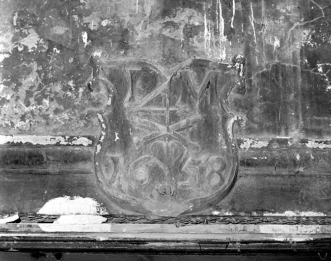 Façade sur rue, blason au-dessus de la porte d'entrée. © Jérôme Mongreville / Région Bourgogne-Franche-Comté, Inventaire du patrimoine - 1987 Façade sur rue, blason au-dessus de la porte d'entrée. © Jérôme Mongreville / Région Bourgogne-Franche-Comté, Inventaire du patrimoine - 1987