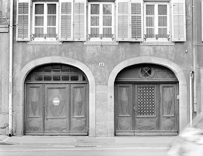 Ensemble des deux portes cochères. © Jérôme Mongreville / Région Bourgogne-Franche-Comté, Inventaire du patrimoine - 1987 Ensemble des deux portes cochères. © Jérôme Mongreville / Région Bourgogne-Franche-Comté, Inventaire du patrimoine - 1987