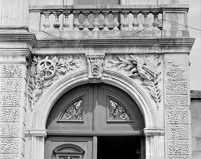 Banque. Façade principale, détail de la porte bâtarde. © Jérôme Mongreville / Région Bourgogne-Franche-Comté, Inventaire du patrimoine - 1987