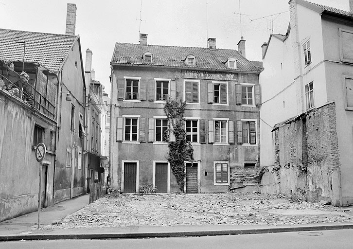 Façade sur jardin. © Jérôme Mongreville / Région Bourgogne-Franche-Comté, Inventaire du patrimoine - 1987 Façade sur jardin. © Jérôme Mongreville / Région Bourgogne-Franche-Comté, Inventaire du patrimoine - 1987