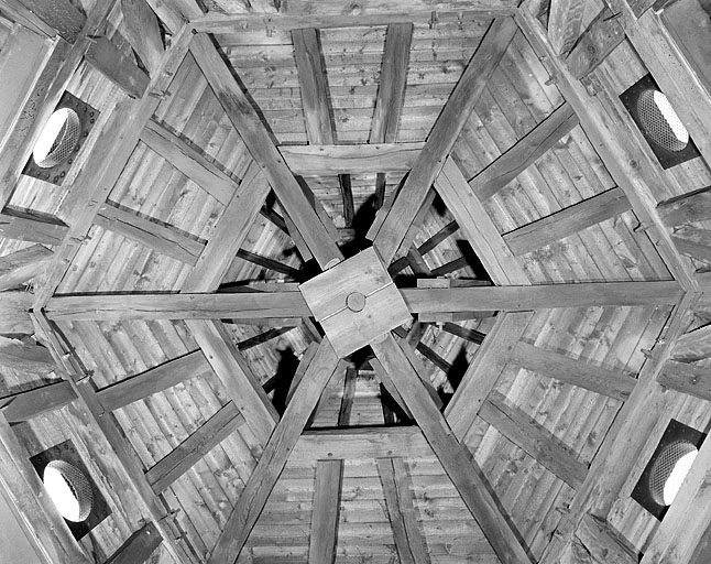 Tour Henriette. Charpente du lanternon. © Jérôme Mongreville / Région Bourgogne-Franche-Comté, Inventaire du patrimoine - 1987