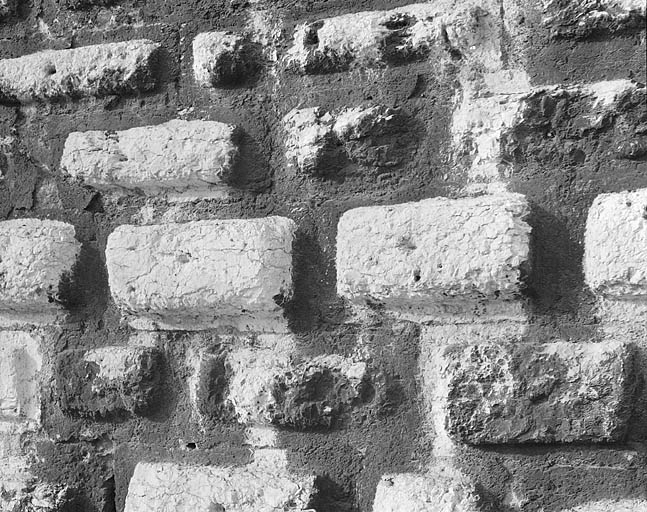 Tour Frédéric. Détail du bossage. © Jérôme Mongreville / Région Bourgogne-Franche-Comté, Inventaire du patrimoine - 1987