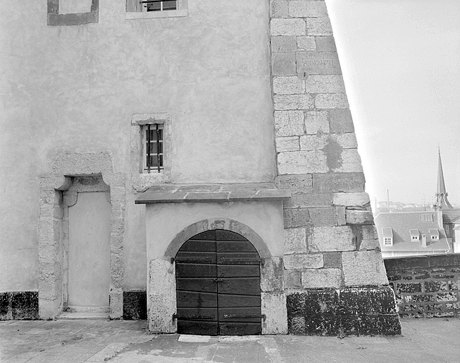Façade sur la cour de l'Ours de la tour en éperon. À gauche, ancienne entrée de la salle du rez-de-chaussée ; à droite, porte ouvrant sur un escalier droit conduisant à la salle du puits. © Jérôme Mongreville / Région Bourgogne-Franche-Comté, Inventaire du patrimoine - 1987