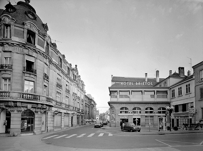 Place Albert-Thomas, côté nord. © Jérôme Mongreville / Région Bourgogne-Franche-Comté, Inventaire du patrimoine - 1987 Place Albert-Thomas, côté nord. © Jérôme Mongreville / Région Bourgogne-Franche-Comté, Inventaire du patrimoine - 1987
