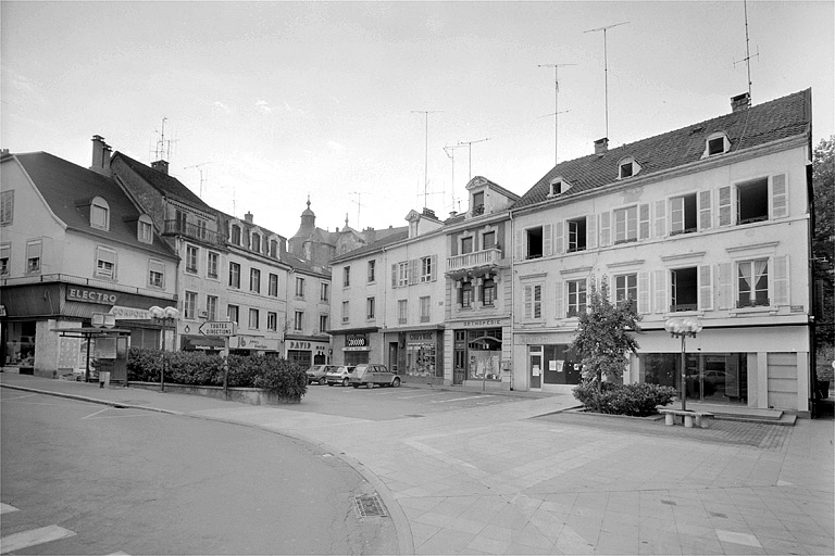 Place Albert-Thomas, côtés sud et est. © Jérôme Mongreville / Région Bourgogne-Franche-Comté, Inventaire du patrimoine - 1987 Place Albert-Thomas, côtés sud et est. © Jérôme Mongreville / Région Bourgogne-Franche-Comté, Inventaire du patrimoine - 1987