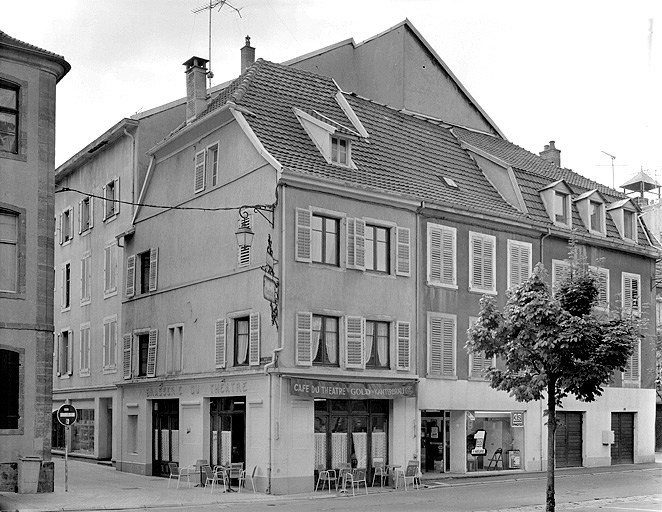 Maison 6, place Saint-Martin. 16e siècle, restaurée par la suite. © Jérôme Mongreville / Région Bourgogne-Franche-Comté, Inventaire du patrimoine - 1987