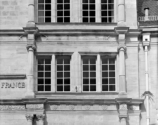 Façade sur la place, premier étage, fenêtres de la travée de droite. © Jérôme Mongreville / Région Bourgogne-Franche-Comté, Inventaire du patrimoine - 1987