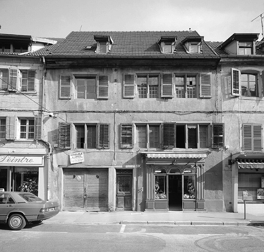 Façade sur rue. La porte cochère était à l'origine en plein-cintre. © Jérôme Mongreville / Région Bourgogne-Franche-Comté, Inventaire du patrimoine - 1987