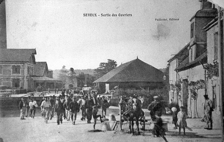 Seveux - Sortie des ouvriers. © Yves  Sancey (reproduction) / Région Bourgogne-Franche-Comté, Inventaire du patrimoine - 1987