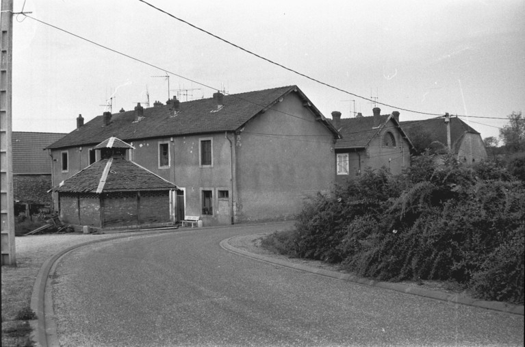 Logement ouvrier à gauche de la rue : façade postérieure de trois-quarts droit, et lieux d'aisance : vue éloignée. © Yves  Sancey (reproduction) / Région Bourgogne-Franche-Comté, Inventaire du patrimoine - 1987