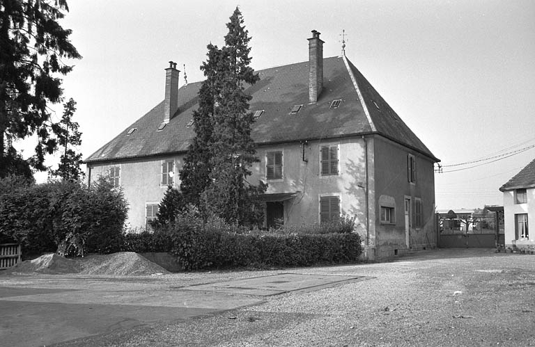 Logement patronal vu de trois quarts arrière en 1987. © Bernard Lardière / Région Bourgogne-Franche-Comté, Inventaire du patrimoine - 1987 Logement patronal vu de trois quarts arrière en 1987. © Bernard Lardière / Région Bourgogne-Franche-Comté, Inventaire du patrimoine - 1987