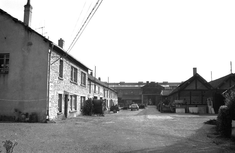 Vue d'ensemble depuis l'entrée en 1987. © Bernard Lardière / Région Bourgogne-Franche-Comté, Inventaire du patrimoine - 1987 Vue d'ensemble depuis l'entrée en 1987. © Bernard Lardière / Région Bourgogne-Franche-Comté, Inventaire du patrimoine - 1987