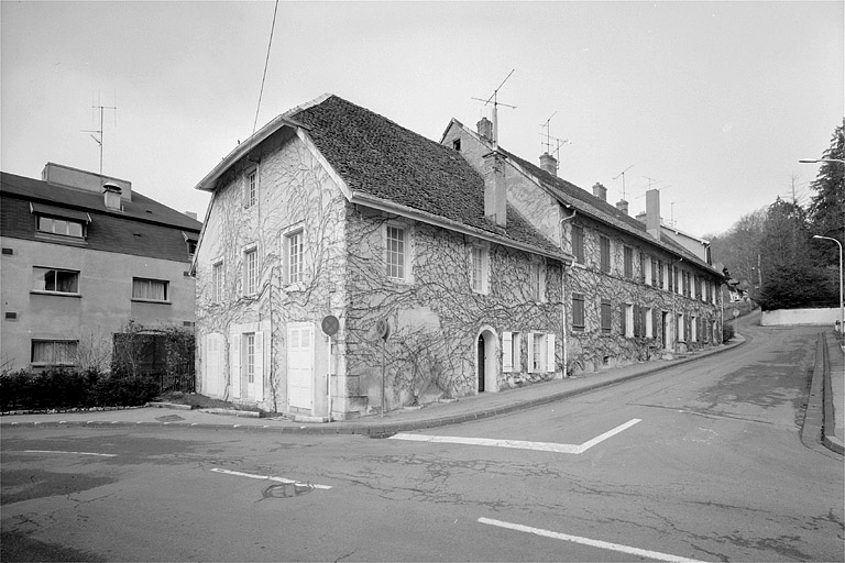 Vue d'ensemble des façades sud et est. © Jérôme Mongreville / Région Bourgogne-Franche-Comté, Inventaire du patrimoine - 1988 Vue d'ensemble des façades sud et est. © Jérôme Mongreville / Région Bourgogne-Franche-Comté, Inventaire du patrimoine - 1988