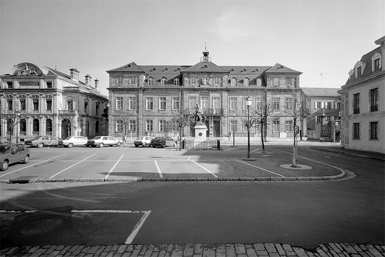 Vue d'ensemble de la place Saint-Martin. © Jérôme Mongreville / Région Bourgogne-Franche-Comté, Inventaire du patrimoine - 1988