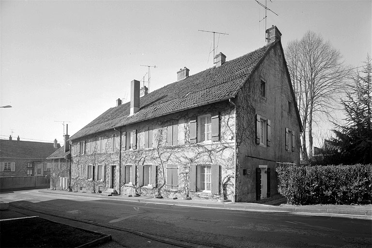 Vue d'ensemble de la façade est. © Jérôme Mongreville / Région Bourgogne-Franche-Comté, Inventaire du patrimoine - 1988 Vue d'ensemble de la façade est. © Jérôme Mongreville / Région Bourgogne-Franche-Comté, Inventaire du patrimoine - 1988