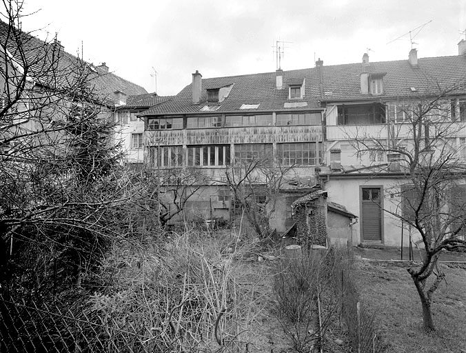 Façade arrière du corps de bâtiment principal et jardin. © Jérôme Mongreville / Région Bourgogne-Franche-Comté, Inventaire du patrimoine - 1988 Façade arrière du corps de bâtiment principal et jardin. © Jérôme Mongreville / Région Bourgogne-Franche-Comté, Inventaire du patrimoine - 1988
