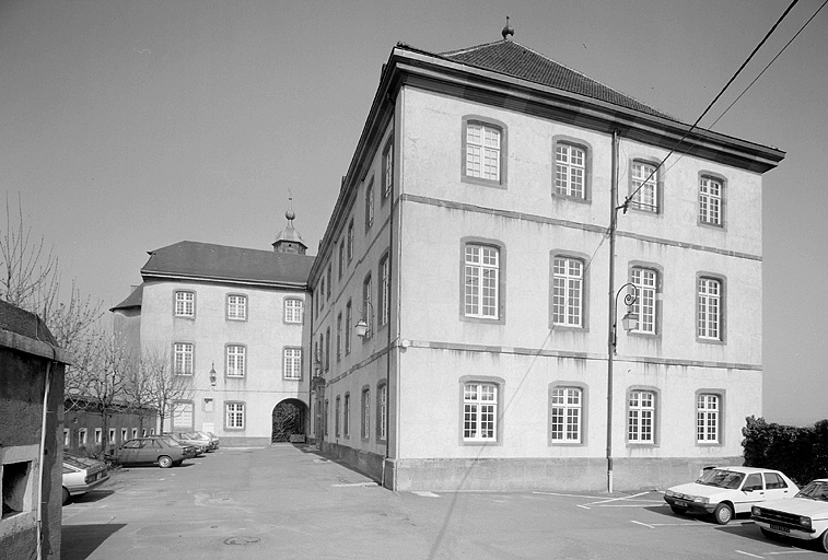 Corps de bâtiment principal vu depuis la basse-cour. © Jérôme Mongreville / Région Bourgogne-Franche-Comté, Inventaire du patrimoine - 1988