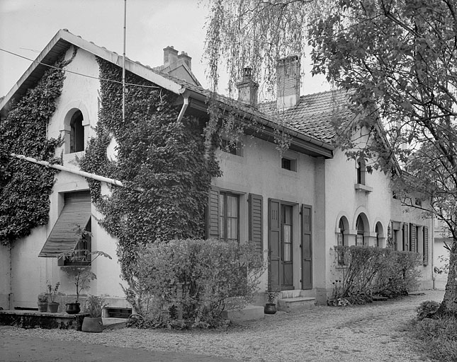 Anciennes écuries. Façades sud et est. © Jérôme Mongreville / Région Bourgogne-Franche-Comté, Inventaire du patrimoine - 1988