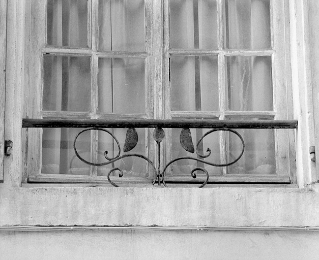 Façade sur rue. Détail d'un balconnet. © Jérôme Mongreville / Région Bourgogne-Franche-Comté, Inventaire du patrimoine - 1988