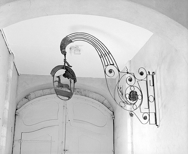 Enseigne du café du Cerf, rue des Febvres. Dernier quart 18e siècle (conservée au Musée historique du Vieux Montbéliard). © Jérôme Mongreville / Région Bourgogne-Franche-Comté, Inventaire du patrimoine - 1988