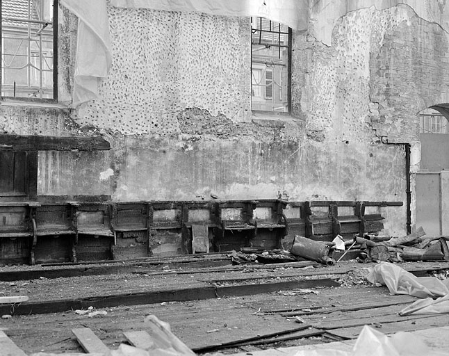 Stalles du mur sud de la nef après l'incendie de 1987. © Jérôme Mongreville / Région Bourgogne-Franche-Comté, Inventaire du patrimoine - 1988