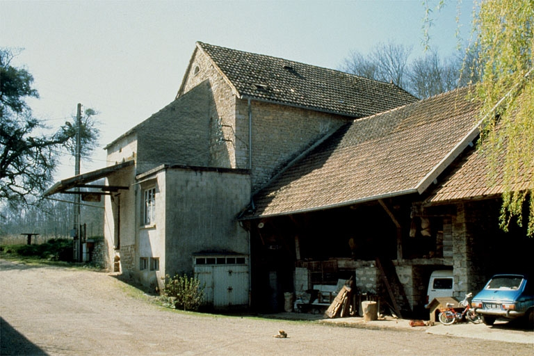 Façade antérieure de trois quarts droit. © Laurent Poupard / Région Bourgogne-Franche-Comté, Inventaire du patrimoine - 1988